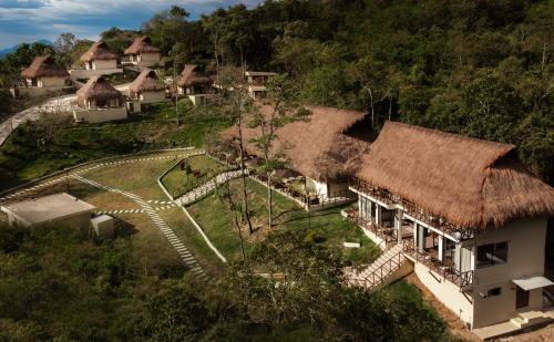 una vista aérea de una localidad con casas con techo de paja en Hotel Alto de Pajas Boutique by H&R, en Villeta