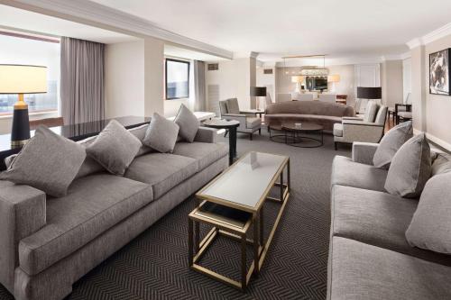 夏特山的住宿－希爾頓索特酒店，客厅配有沙发和桌子