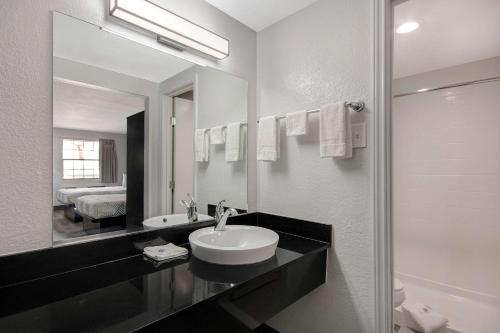 bagno con lavandino e specchio di Studio 6 San Antonio TX Northwest Medical Center a San Antonio