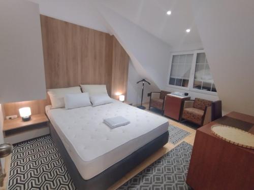 - une chambre avec un lit et un salon dans l'établissement Balkanska Four Seasons Suites, à Belgrade