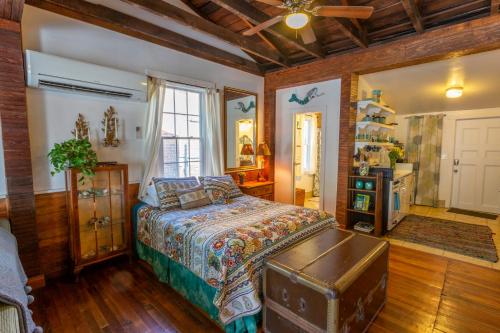 ein Schlafzimmer mit einem Bett und einem Tisch darin in der Unterkunft Stella Blue - A in Savannah