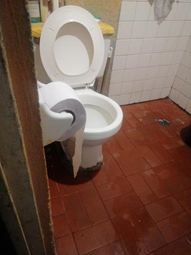 a bathroom with a white toilet in a stall at Casa familiar en Soacha in El Apogeo