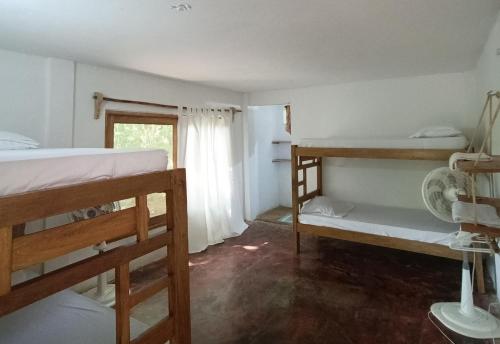 a bedroom with two bunk beds and a window at El Viejo del Mar in San Bernardo del Viento