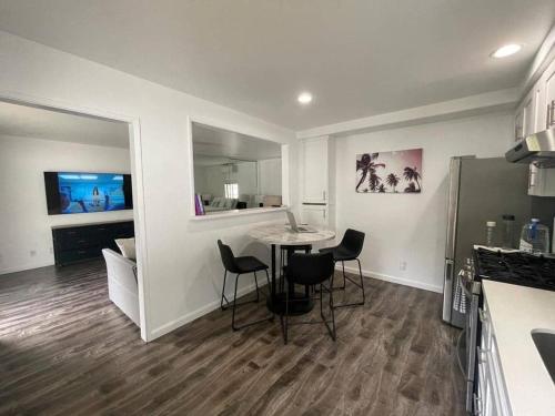 Una cocina o cocineta en Charming Bright Traditional Home in Sherman Oaks