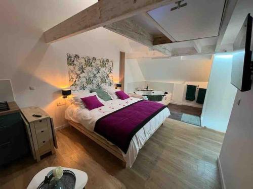 1 dormitorio con 1 cama grande y baño en Le Cocon des Remparts-Logis Élégant à Pierrefonds, en Pierrefonds