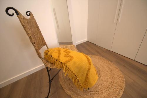 a yellow blanket sitting on a chair in a room at Refúgio do Sossego in Fátima