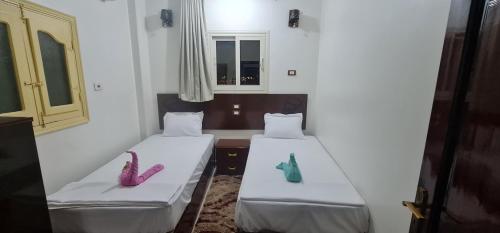 Una cama o camas en una habitación de FADL Kato