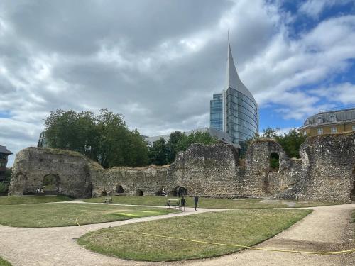 an old castle with a tall building in the background at Comfy 3 bedroom cottage super fast wifi, paid parking in Reading