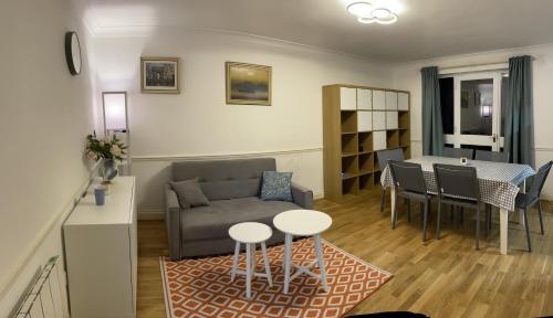 a living room with a couch and a table at Oxford City Centre Apartment with parking in Oxford