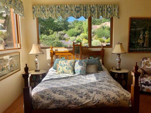 1 dormitorio con cama y ventana grande en Celestial Casita, en Colorado Springs