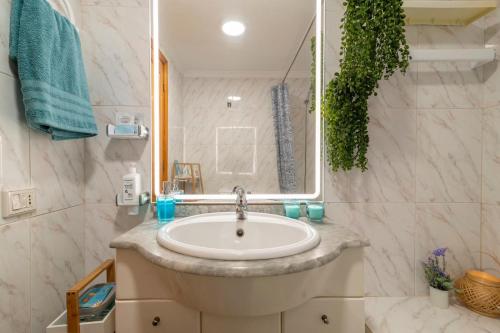 W łazience znajduje się umywalka i lustro. w obiekcie La Garita Vista azul w mieście La Garita