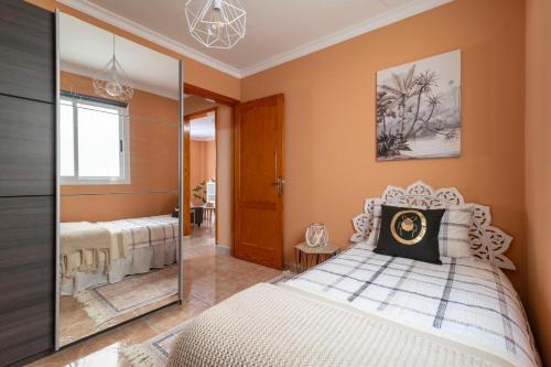 a bedroom with a bed and a mirror at La Garita Vista azul in La Garita