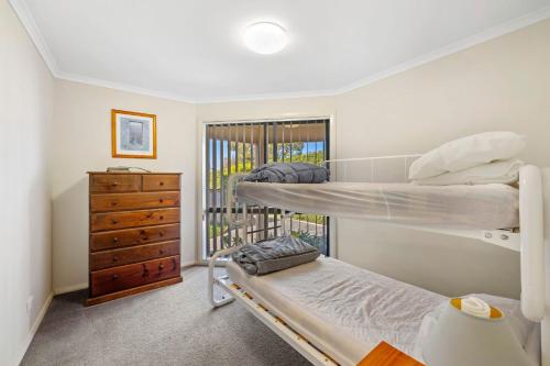 - une chambre avec 2 lits superposés et une fenêtre dans l'établissement Picture Perfect On Pier, à Inverloch
