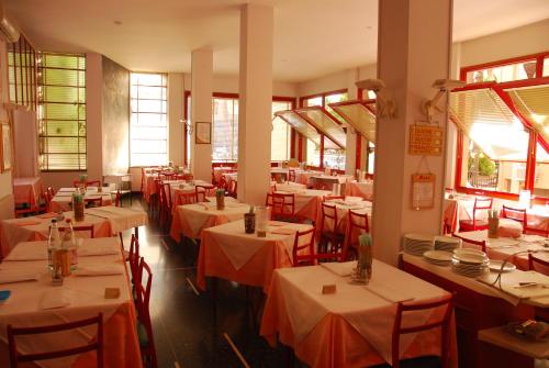 Hotel Colibrì tesisinde bir restoran veya yemek mekanı