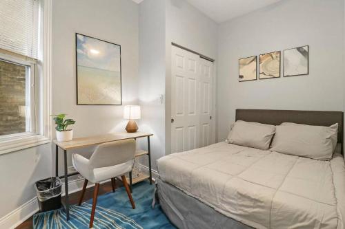 um quarto com uma cama, uma secretária e uma cadeira em Live the Dream in Wrigleyville's 3BR Gem em Chicago
