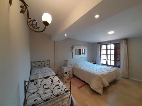 ein Schlafzimmer mit einem Bett und einem Fenster in der Unterkunft Hermosa casa frente al rio icho cruz 10 personas in Villa Icho Cruz