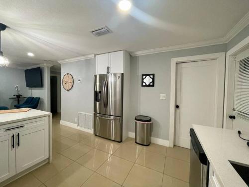 Fotografie z fotogalerie ubytování Mango’s House Close to Beach…Pool, Table Pool v destinaci Pompano Beach