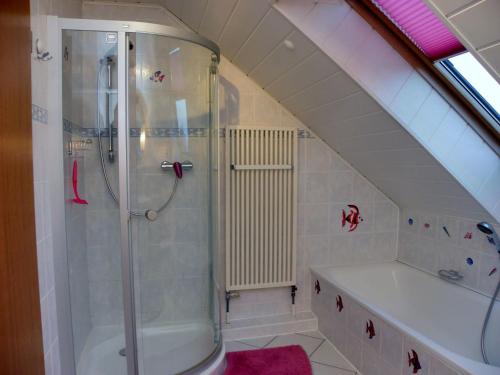ein Bad mit einer Dusche und einem Waschbecken in der Unterkunft Picturesque Apartment in Neu Lüdershagen with Terrace & Garden in Neu Lüdershagen