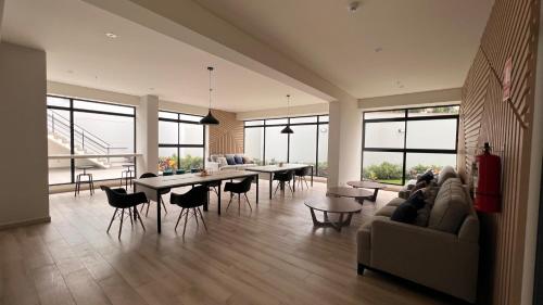 sala de estar con sofá, mesas y ventanas en Apartament Social Tree 907 en Lima
