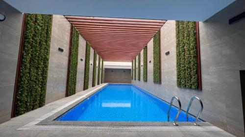 una piscina con plantas en las paredes en Apartament Social Tree 907 en Lima