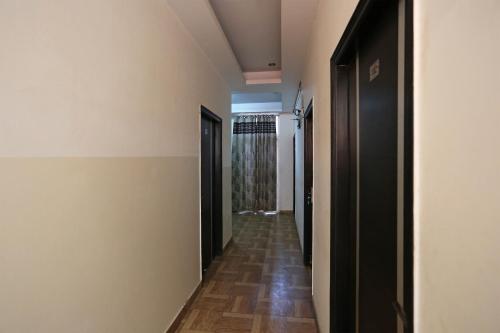 un pasillo de una habitación con en OYO 429 Hotel Kisna Residency, en Gurgaon