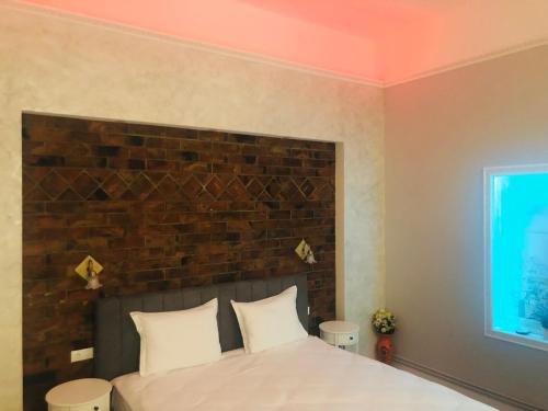 En eller flere senge i et værelse på Luxury Center City