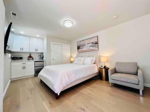 - une chambre avec un grand lit et une chaise dans l'établissement Private Deluxe Suite! *Location*: MS, lakes, shops, à Bellevue