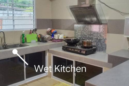 Kitchen o kitchenette sa Sakura Homestay 4 bedrooms 14pax- Eaton Hills Padang Kerbau Miri