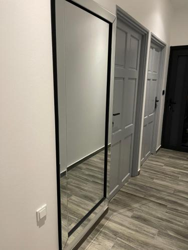 a large mirror on a wall in a hallway at Boa vista appartementen in Paramaribo