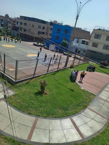 een groep mensen die door een park lopen bij Departamento frente a parque in Lima