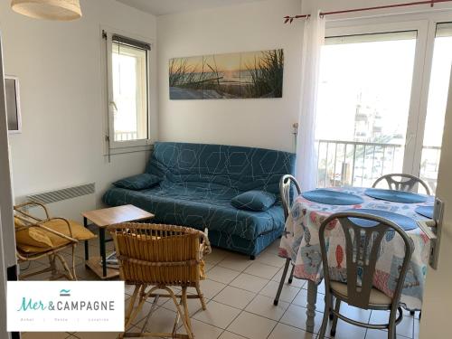 un salon avec un canapé et une table dans l'établissement Studio cosy à 70m de la plage avec balcon exposé nord - Proche commerces et restaurants - FR-1-482-88, à Fort-Mahon-Plage