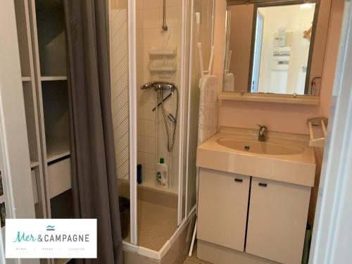 une salle de bain avec un lavabo et une douche dans l'établissement Studio cosy à 70m de la plage avec balcon exposé nord - Proche commerces et restaurants - FR-1-482-88, à Fort-Mahon-Plage