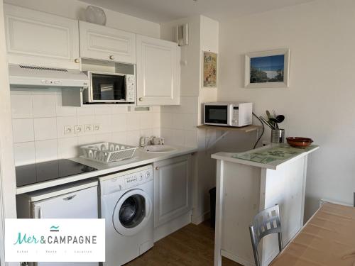 une cuisine avec un évier et une machine à laver dans l'établissement Appartement T2 Cabine Proche Plage avec Balcon et Parking Privé - FR-1-482-110, à Fort-Mahon-Plage