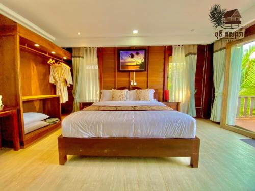 Postel nebo postele na pokoji v ubytování Lodge Moni Essara Kampot