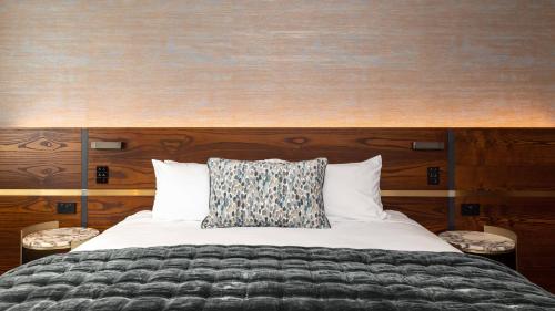 Una cama o camas en una habitación de Horizon by SkyCity