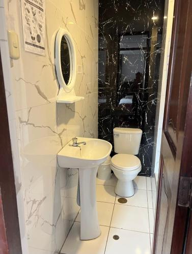 uma casa de banho com um lavatório e um WC em Hostel Las Vegas em Lima