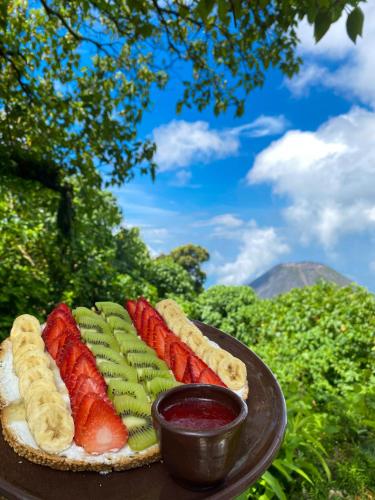 Un plato de perritos calientes y un bol de fruta en Casa 1800 Cerro Verde, en Cerro Verde