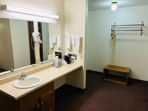 y baño con lavabo y espejo. en Super 8 by Wyndham Hot Springs, en Hot Springs
