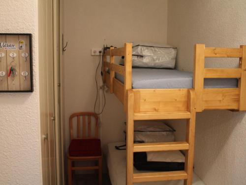 - un lit superposé avec une échelle et une chaise dans une chambre dans l'établissement Studio cosy à Valloire, 4 pers, proche remontées & centres, balcon, parking - FR-1-263-525, à Valloire