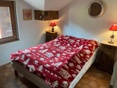 a bedroom with a bed with a red blanket at Appartement Valloire, 3 pièces, 5 personnes - FR-1-263-530 in Valloire