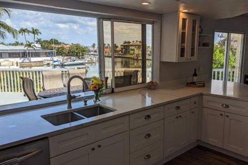 A cozinha ou cozinha compacta de Private, Peaceful, Waterfront Home. Pets/Boats OK