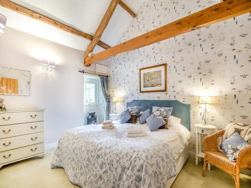 ein Schlafzimmer mit einem Bett und einer Schmetterlingswand in der Unterkunft Bridge Cottage - W43184 in Hawnby