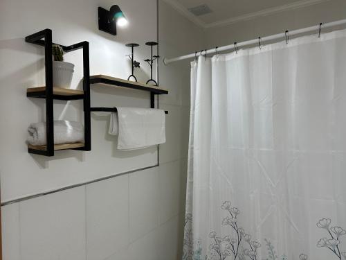 Un baño con ducha con cortina de ducha. en Departamento Mallin Azul, en El Bolsón
