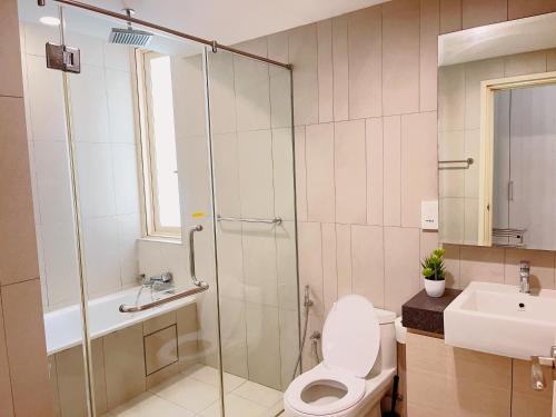 uma casa de banho com um chuveiro, um WC e um lavatório. em AFINITI-Legoland-walk5min CottonSheep 2RB Max8pax Bathtub em Nusajaya