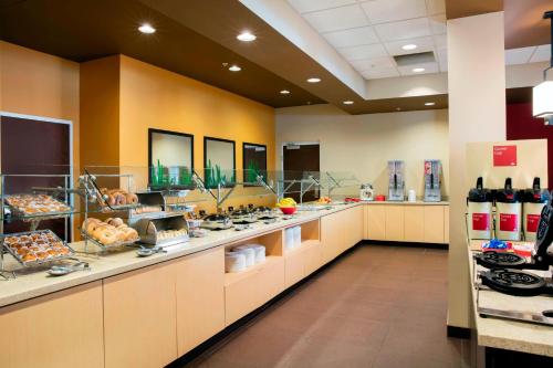 a large kitchen with aasteryasteryasteryasteryasteryasteryasteryasteryasteryasteryastery at TownePlace Suites Orlando at FLAMINGO CROSSINGS® Town Center/Western Entrance in Orlando