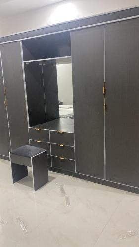 ein Ankleidezimmer mit einem Spiegel und einem Stuhl in der Unterkunft شقه فاخره بغرفة نوم وغرفة جلوس in Sūq al Aḩad