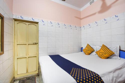 Cama ou camas em um quarto em SPOT ON 64822 Tirtha Niwas