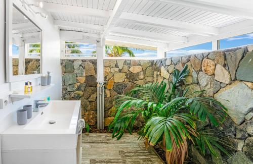 a bathroom with a stone wall at Studio Stmartin in Saint Martin