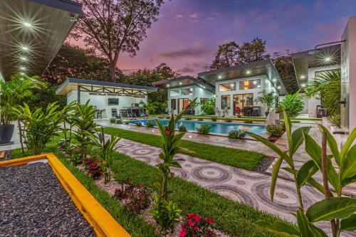 Casa con piscina y jardín en Shalom Chamo Villas en Uvita