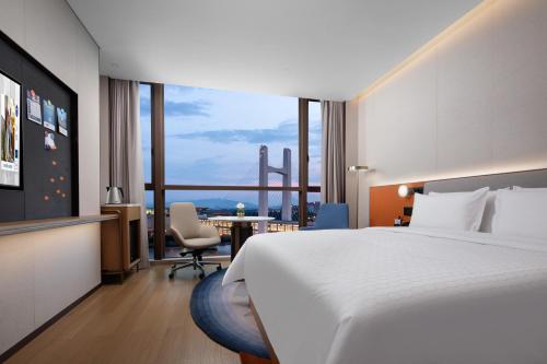 Una cama o camas en una habitación de Hampton by Hilton Shenzhen Futian Port